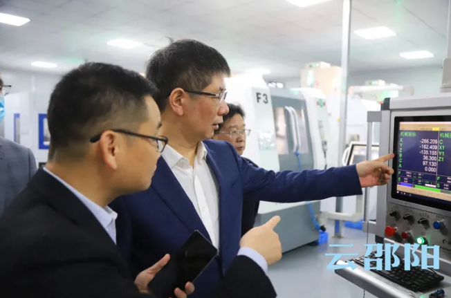 刘事青到邵阳经开区调研重点产业项目建设：狠抓发展更加主动为企业纾困 助市场主体青山常在生机盎然(图2)