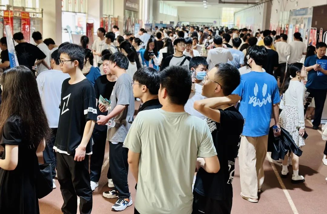 邵阳学院2023届毕业生夏季校园供需见面会举行 邵阳经开区30余家企业参会揽人才(图2)