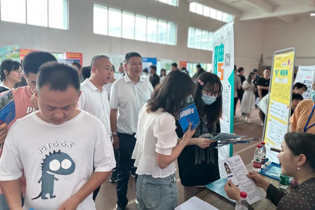 邵阳学院2023届毕业生夏季校园供需见面会举行 邵阳经开区30余家企业参会揽人才(图1)