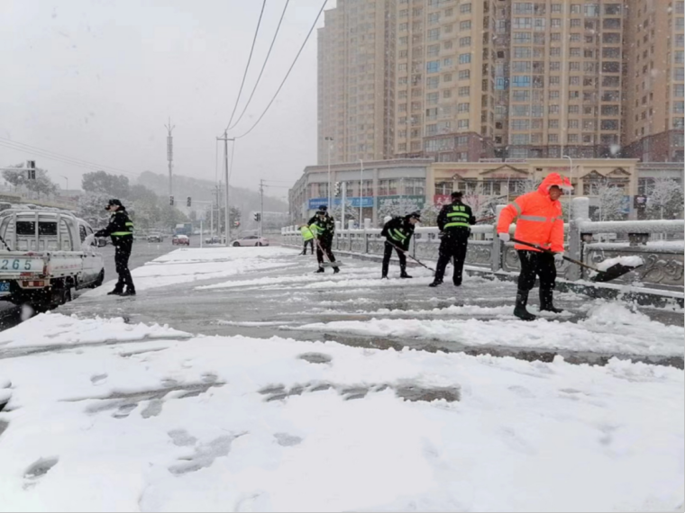 “以雪为令”，邵阳经开区城管直属分局全力应对雨雪冰冻天气(图2)
