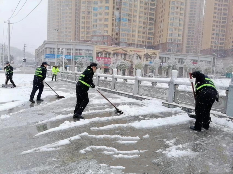 “以雪为令”，邵阳经开区城管直属分局全力应对雨雪冰冻天气(图1)