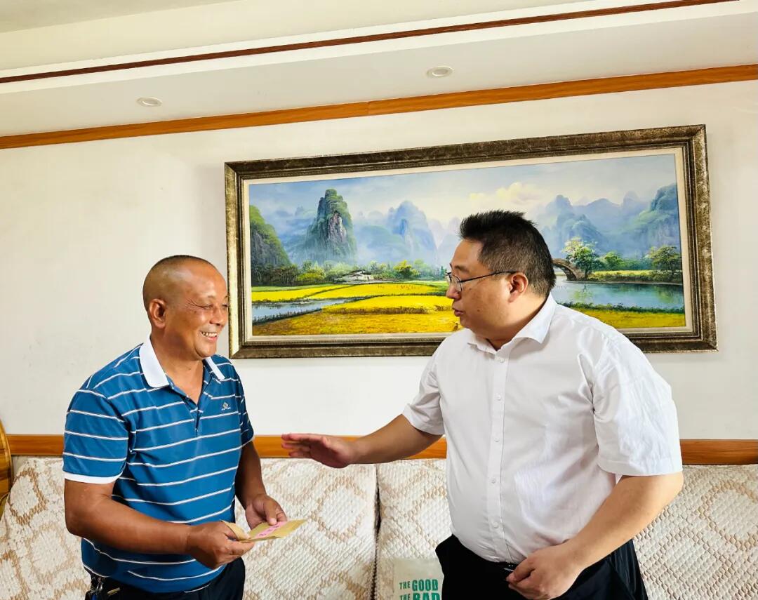 邵阳经开区领导国庆前夕走访慰问老干部、困难党员(图2)