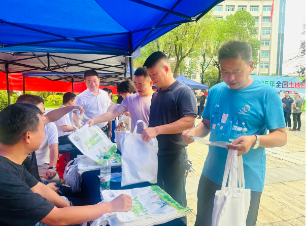 邵阳经开区开展全国土地日宣传活动(图2)